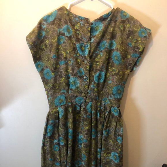 50's Vintage Floral Dress With a Waist Tie - Picture 4 of 6